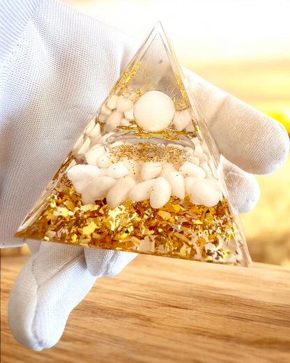 Orgonitisk Energi Pyramid med Vita Stenar - "Golden Harmony", perfekt som present