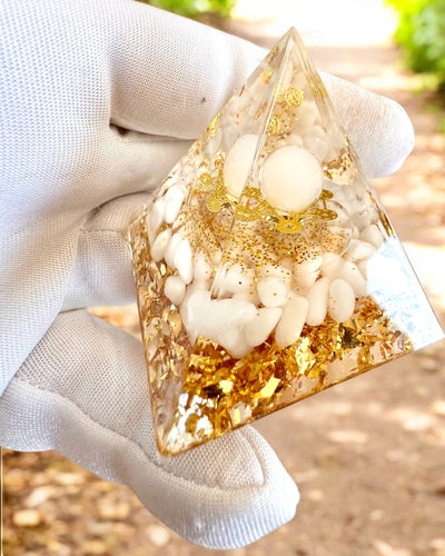 Orgonitisk Energi Pyramid med Vita Stenar - "Golden Harmony", perfekt som present