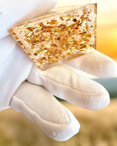 Orgonitisk Energi Pyramid med Vita Stenar - "Golden Harmony", perfekt som present