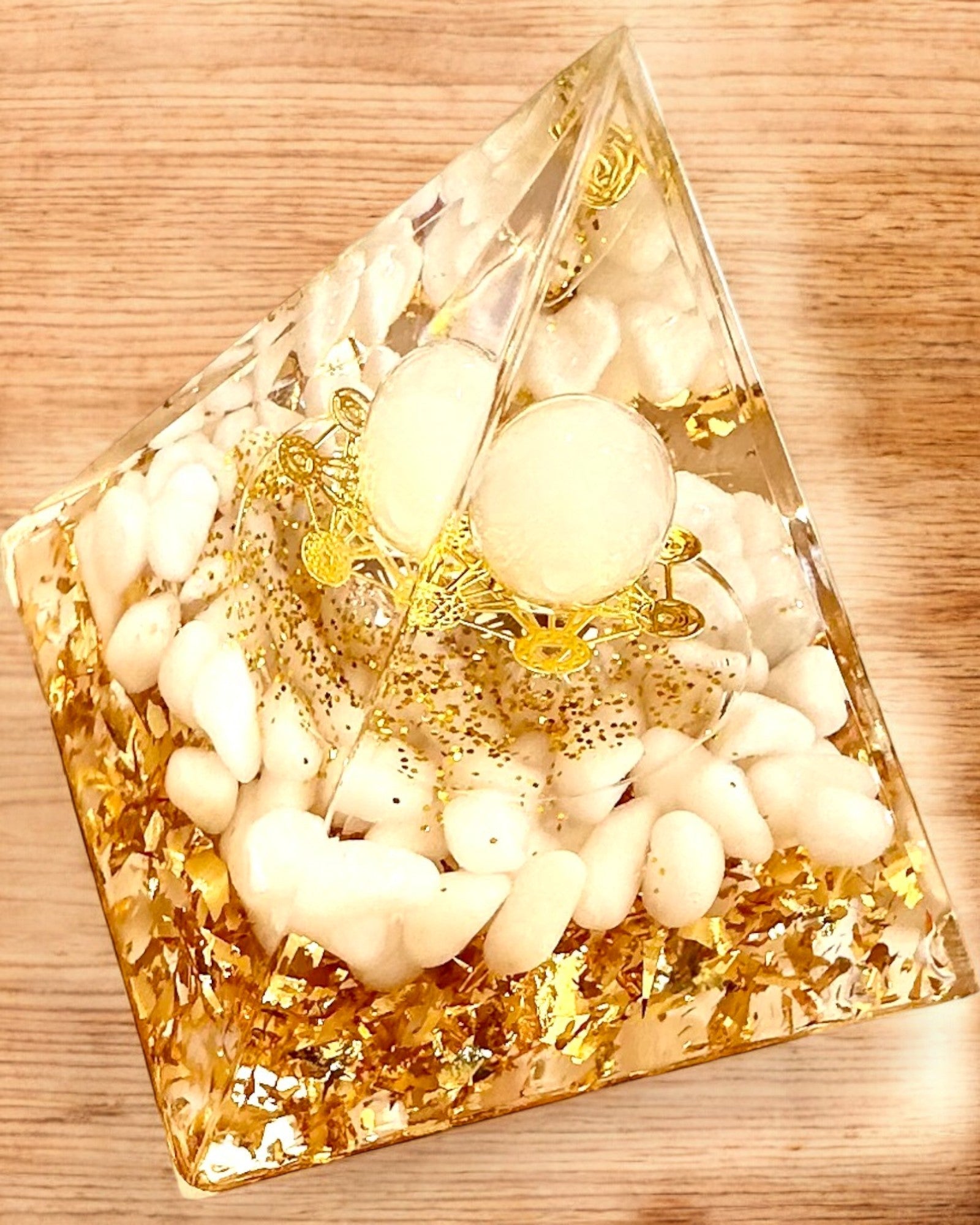 Orgonitisk Energi Pyramid med Vita Stenar - "Golden Harmony", perfekt som present