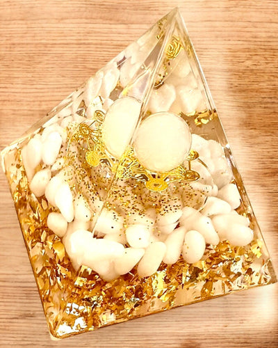 Orgonitisk Energi Pyramid med Vita Stenar - "Golden Harmony", perfekt som present