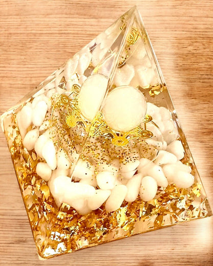 Orgonitisk Energi Pyramid med Vita Stenar - "Golden Harmony", perfekt som present