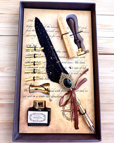 Kalligrafiset "Elegans i Praktiken" med Graveringsalternativ, som present. 2 färgvarianter att välja mellan.