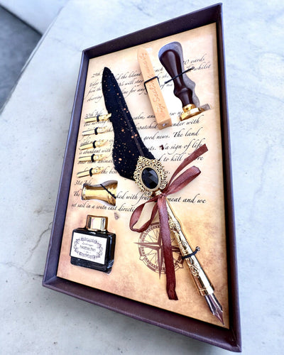 Kalligrafiset "Elegans i Praktiken" med Graveringsalternativ, som present. 2 färgvarianter att välja mellan.