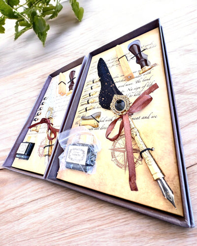 Kalligrafiset "Elegans i Praktiken" med Graveringsalternativ, som present. 2 färgvarianter att välja mellan.