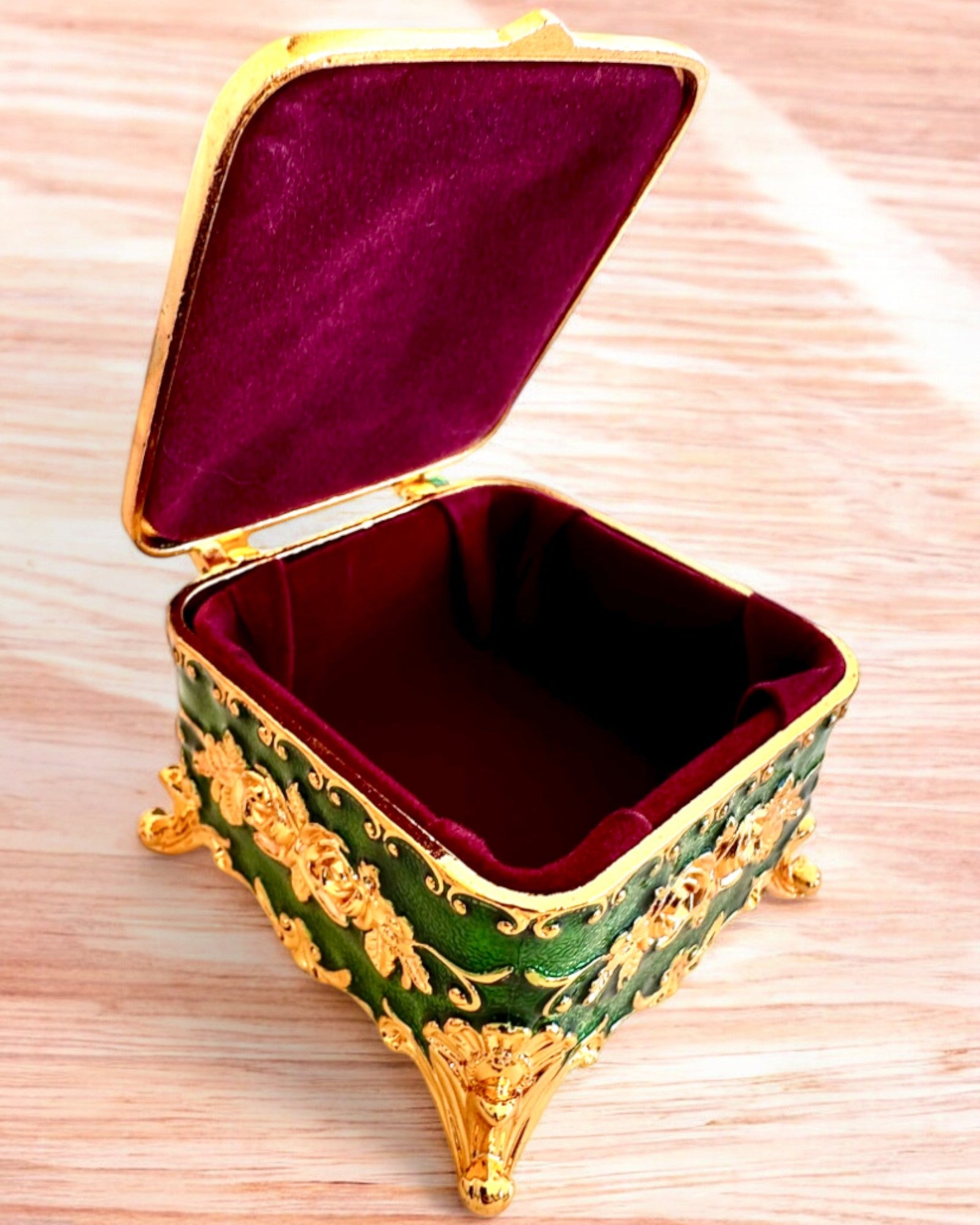 Skrin "Royal Elegance" med gravyralternativ som present