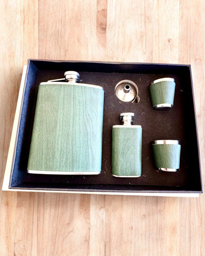 Set med fickpluntor med glas "Forest Spirit", för presentpersonalisation med gravyr