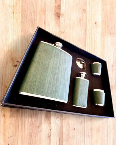 Set med fickpluntor med glas "Forest Spirit", för presentpersonalisation med gravyr