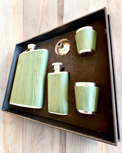 Set med fickpluntor med glas "Forest Spirit", för presentpersonalisation med gravyr