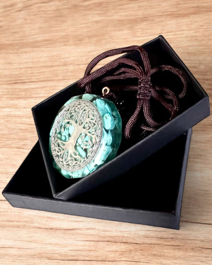 Amulett "Livets Träd" med turkos – Din personliga styrka, halsband som present, personalisering med gravyr