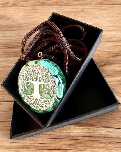 Amulett "Livets Träd" med turkos – Din personliga styrka, halsband som present, personalisering med gravyr