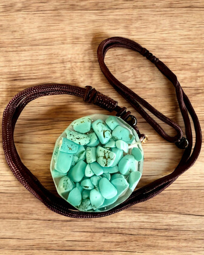 Amulett "Livets Träd" med turkos – Din personliga styrka, halsband som present, personalisering med gravyr