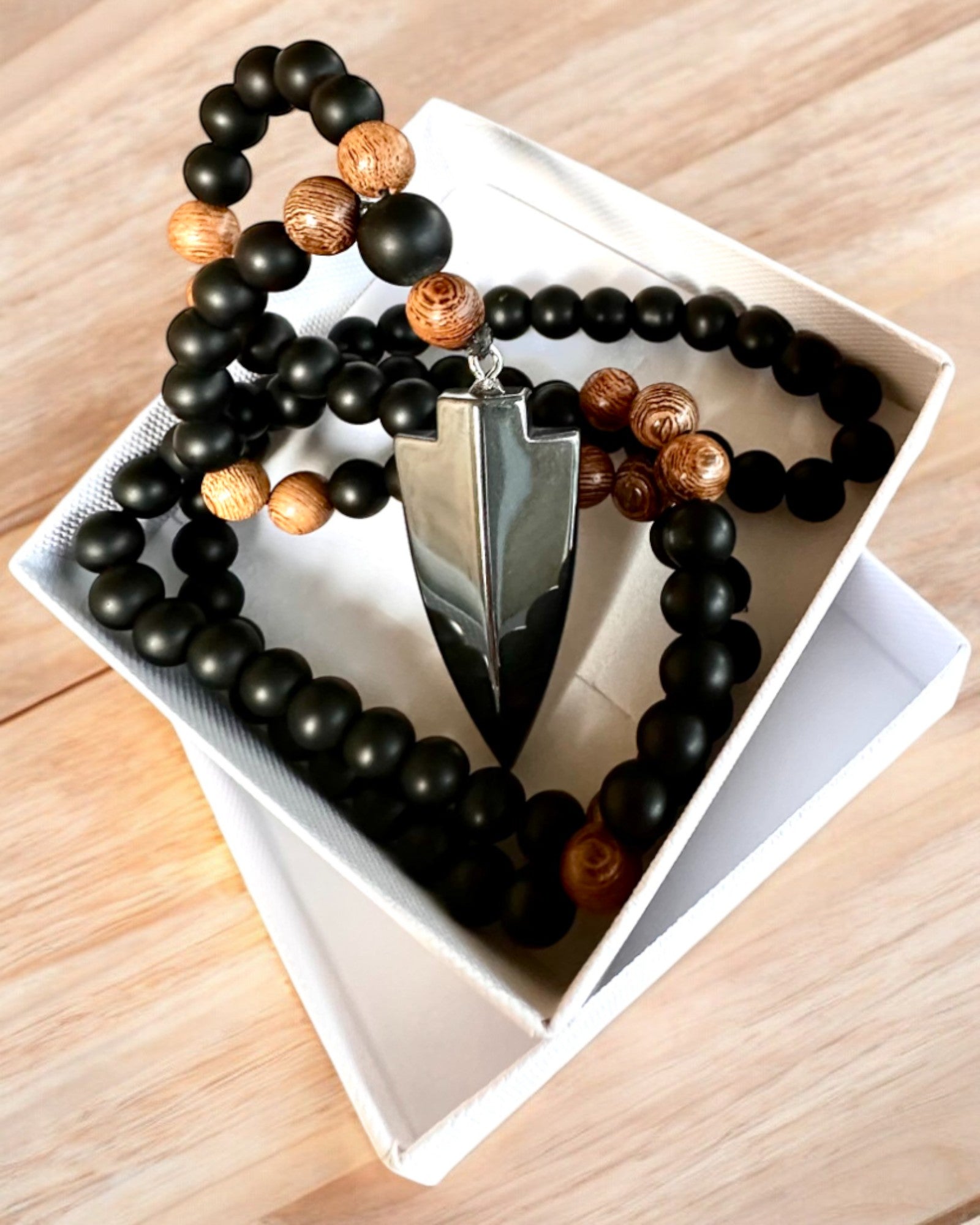 Strzała Mocy – Halsband med Svart Obsidian och Träpärlor, personlig gravyr som present
