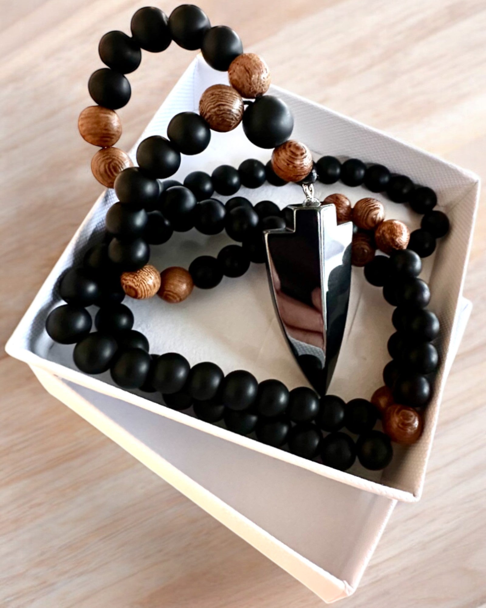 Strzała Mocy – Halsband med Svart Obsidian och Träpärlor, personlig gravyr som present