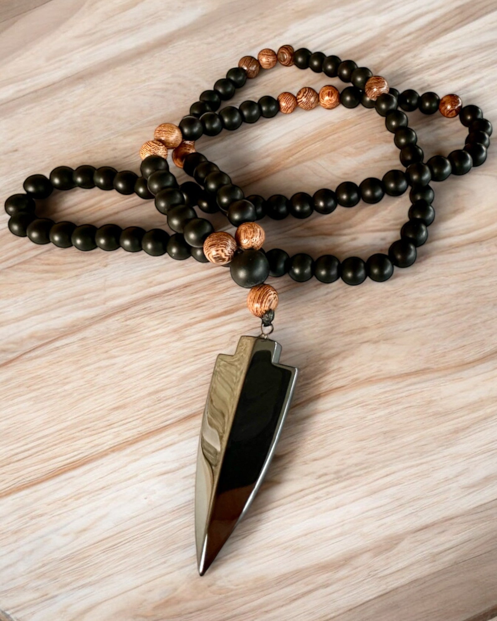Strzała Mocy – Halsband med Svart Obsidian och Träpärlor, personlig gravyr som present