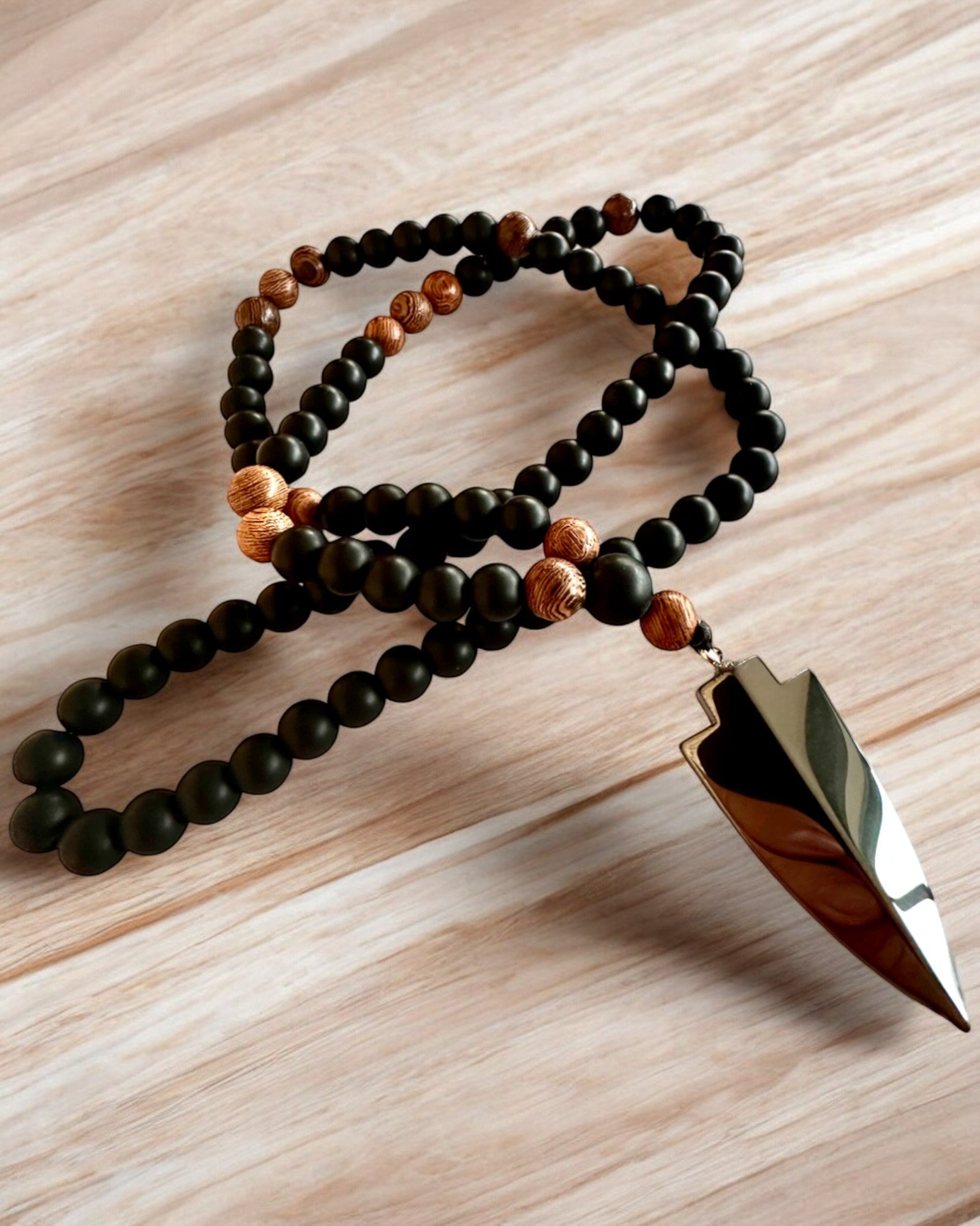 Strzała Mocy – Halsband med Svart Obsidian och Träpärlor, personlig gravyr som present