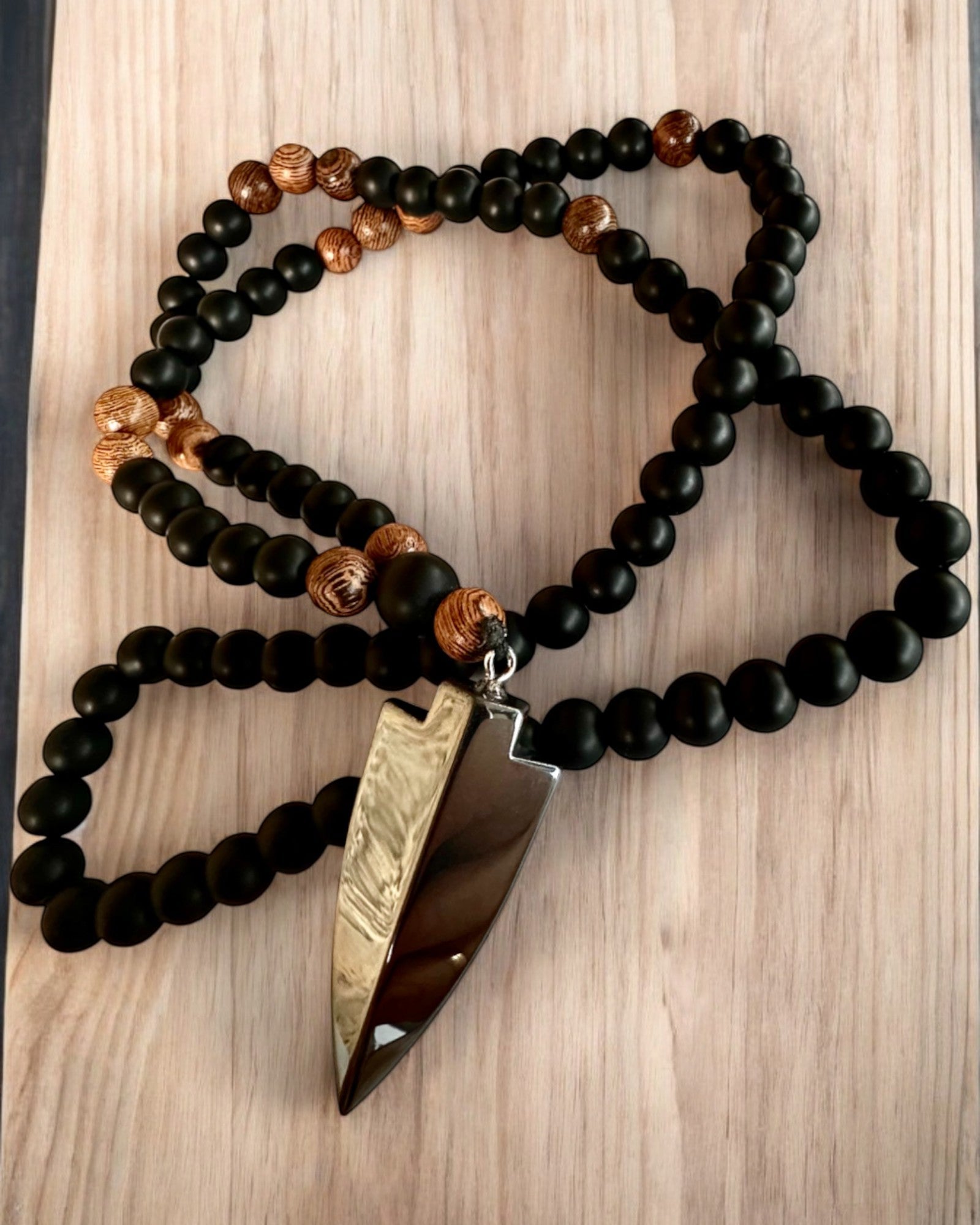 Strzała Mocy – Halsband med Svart Obsidian och Träpärlor, personlig gravyr som present