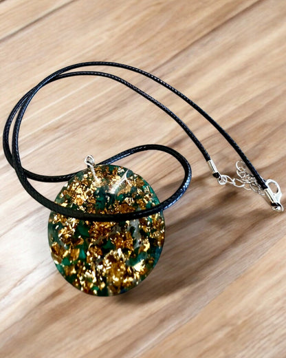 "Malachitowy Amulet Życia" - halsband med möjlighet till personlig gravyr som present