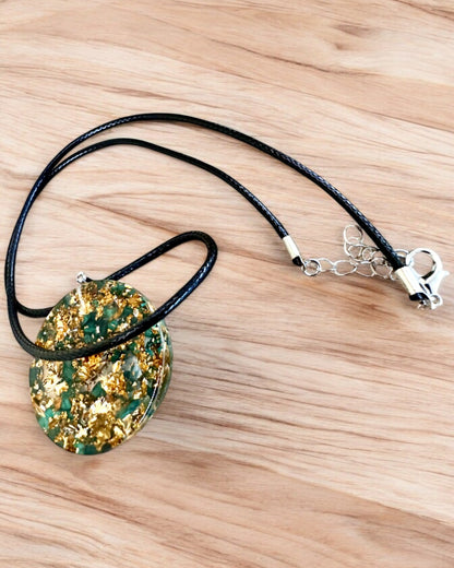 "Malachitowy Amulet Życia" - halsband med möjlighet till personlig gravyr som present