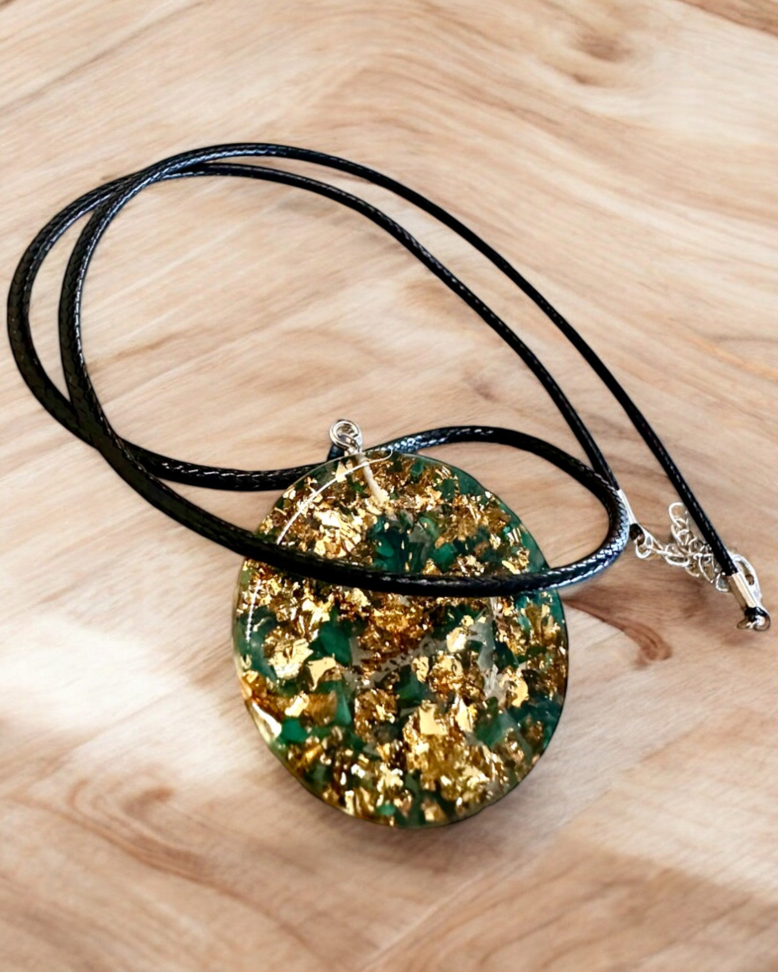 "Malachitowy Amulet Życia" - halsband med möjlighet till personlig gravyr som present