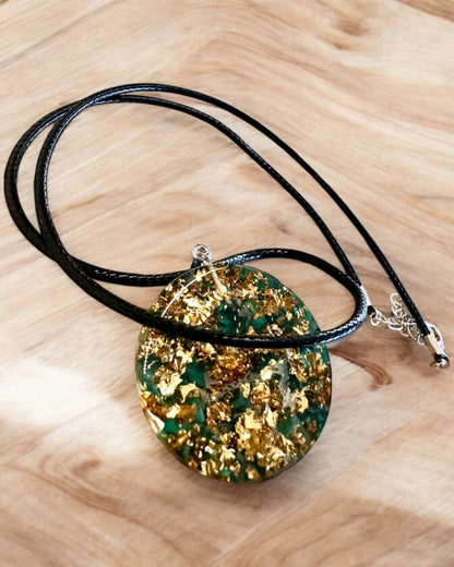 "Malachitowy Amulet Życia" - halsband med möjlighet till personlig gravyr som present
