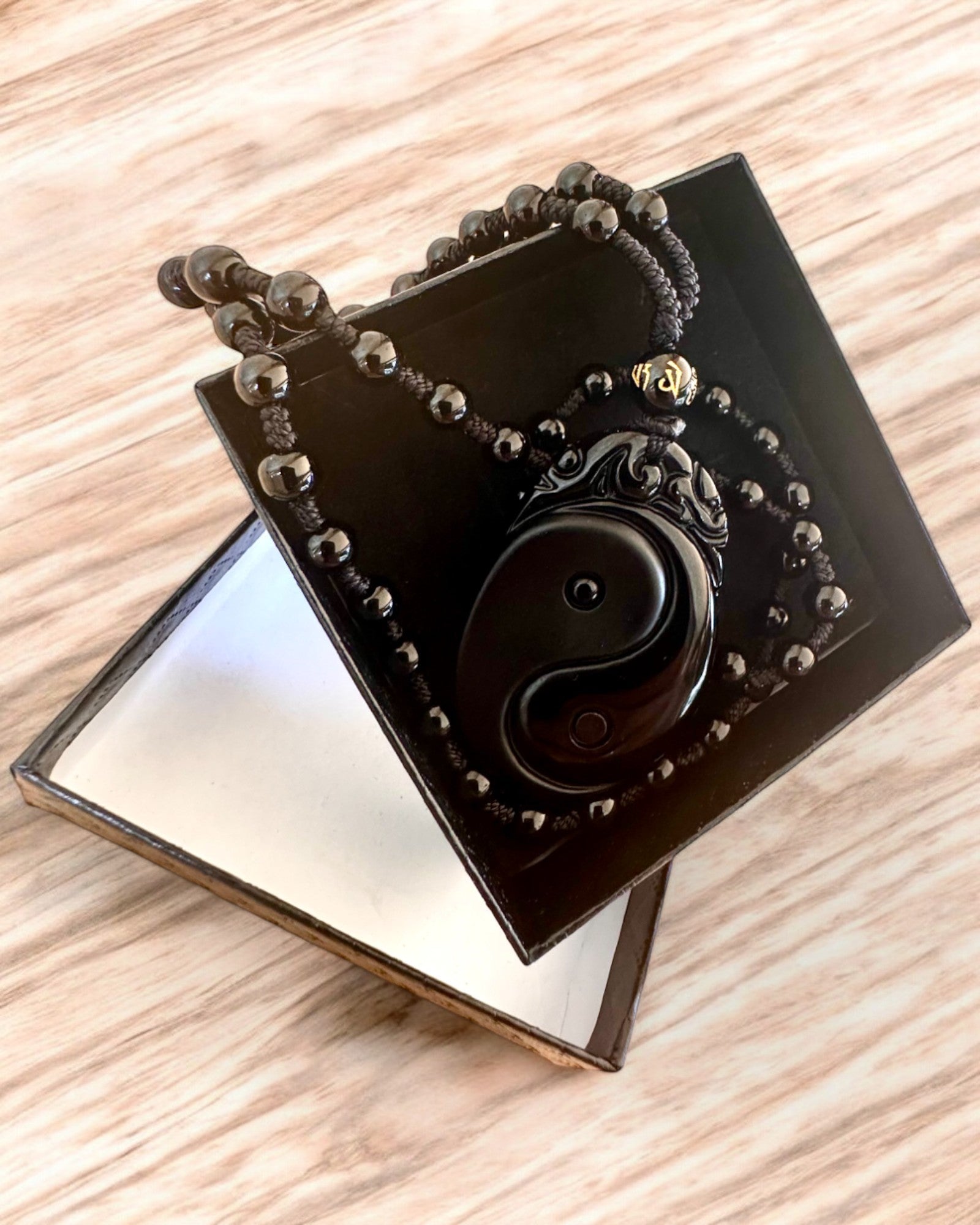 Obsidian Yin Yang Amulett med Gravyr - Harmoni och Skydd, personalisering med gravyr som present