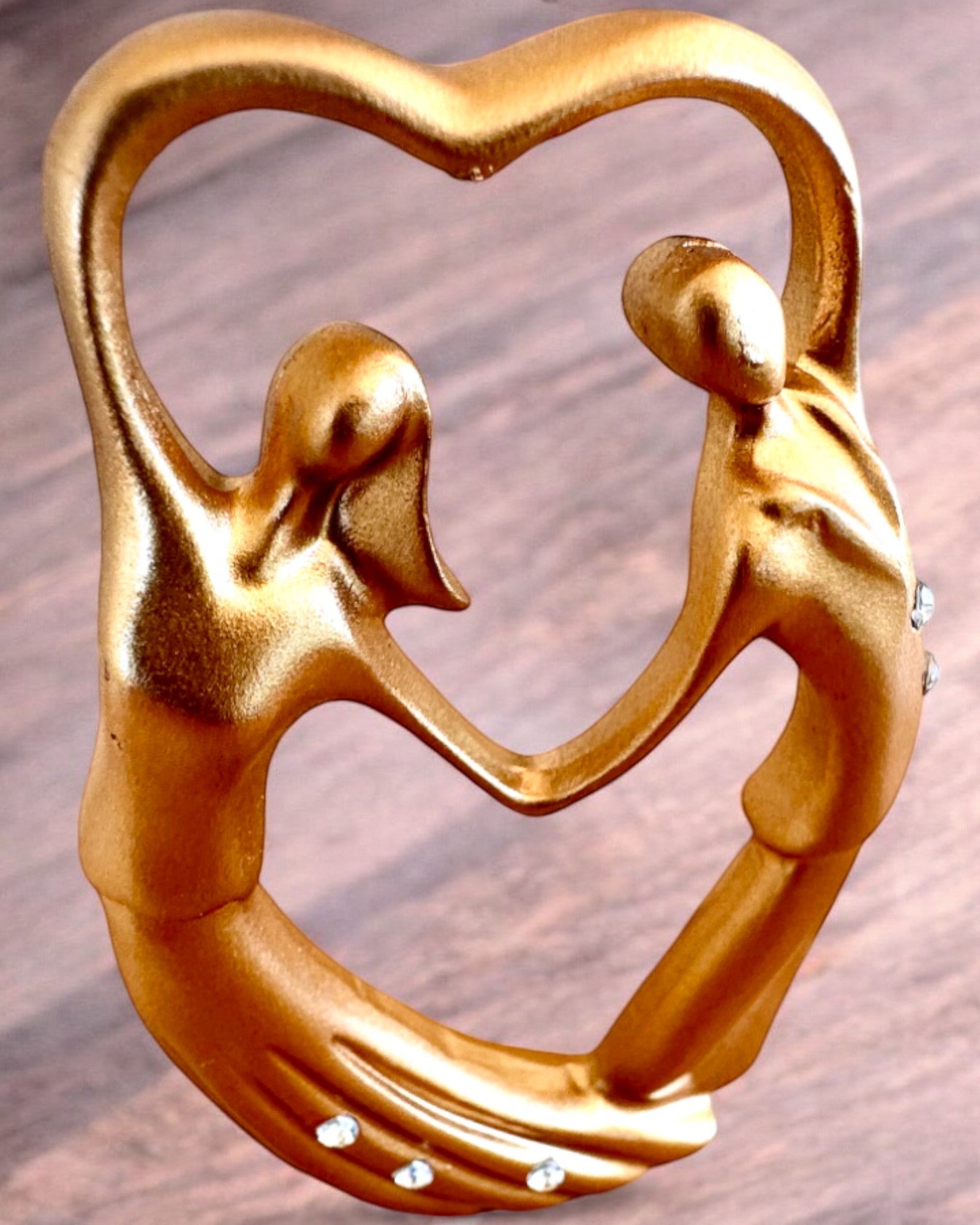 Figur symbol för kärlek - "Evig Närhet" som present, personalisering med gravyr