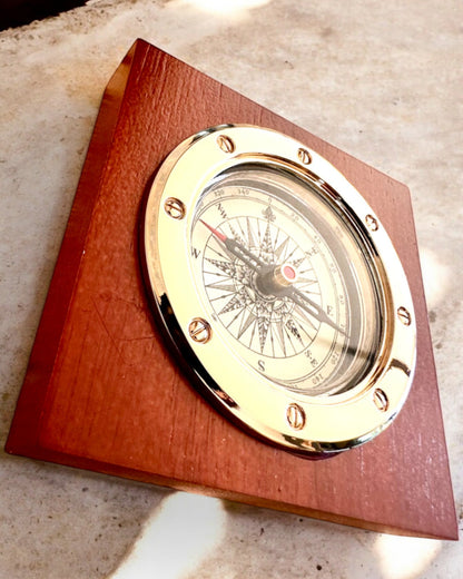 Kompass "Navigator2" - Klassisk elegans i mässing och trä, personalisering med gravyr som present