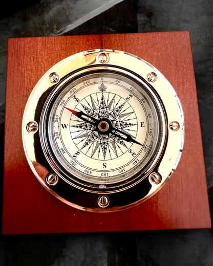 Kompass "Navigator2" - Klassisk elegans i mässing och trä, personalisering med gravyr som present