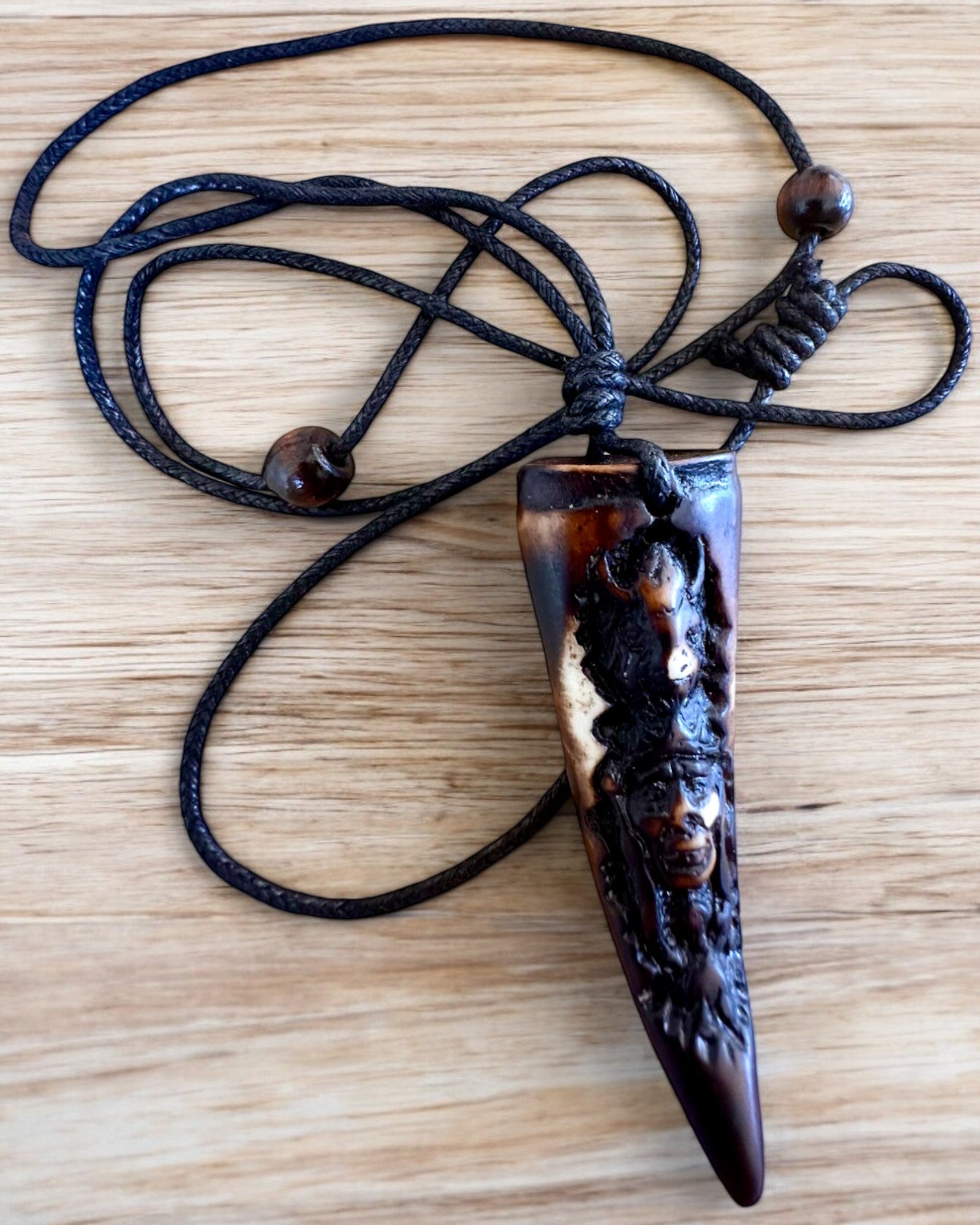 Wilczy Kieł halsband, amulett av harts - Mystisk Naturkraft, möjlighet till personlig gravyr som present