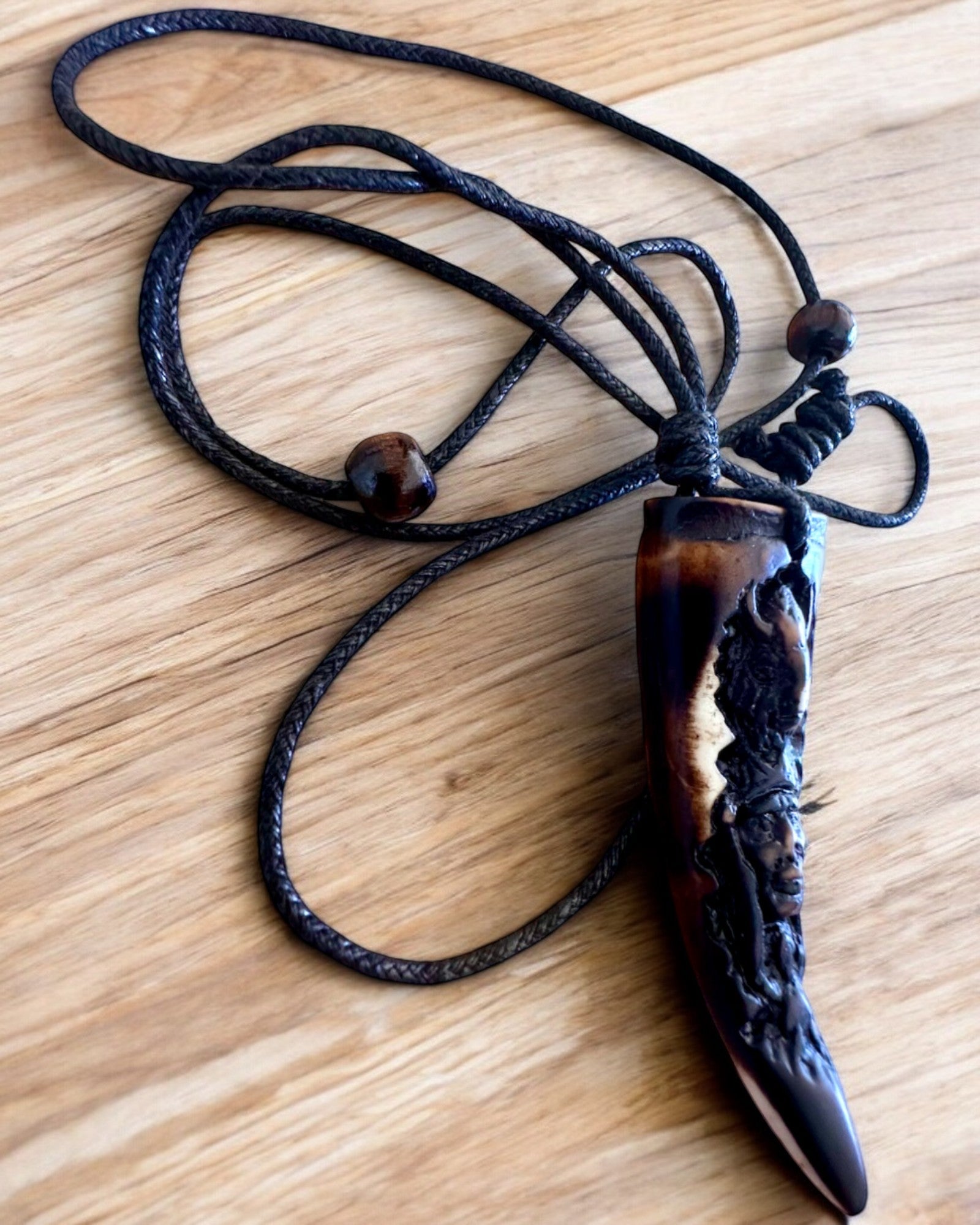 Wilczy Kieł halsband, amulett av harts - Mystisk Naturkraft, möjlighet till personlig gravyr som present