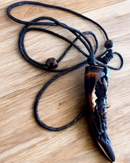 Wilczy Kieł halsband, amulett av harts - Mystisk Naturkraft, möjlighet till personlig gravyr som present