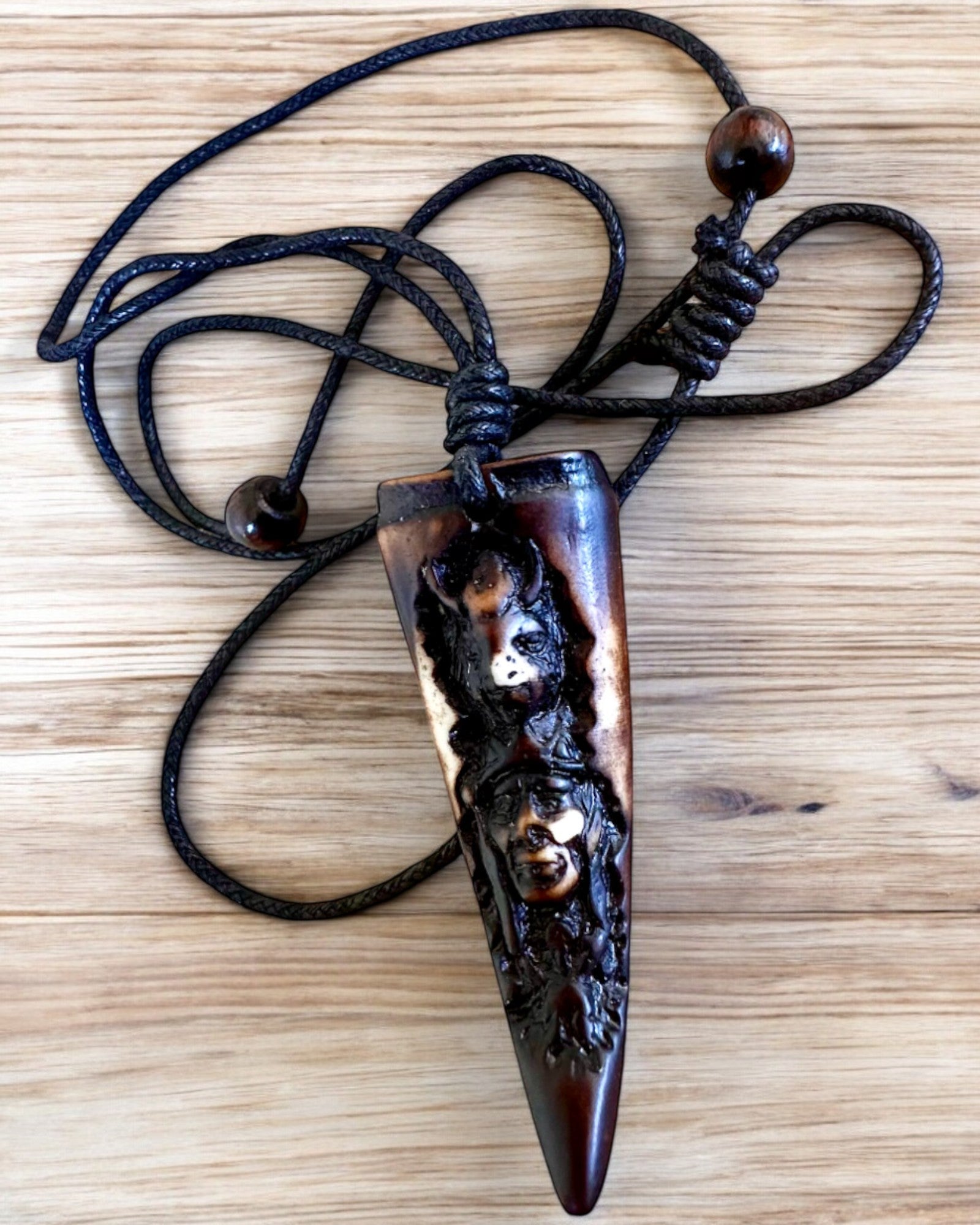 Wilczy Kieł halsband, amulett av harts - Mystisk Naturkraft, möjlighet till personlig gravyr som present