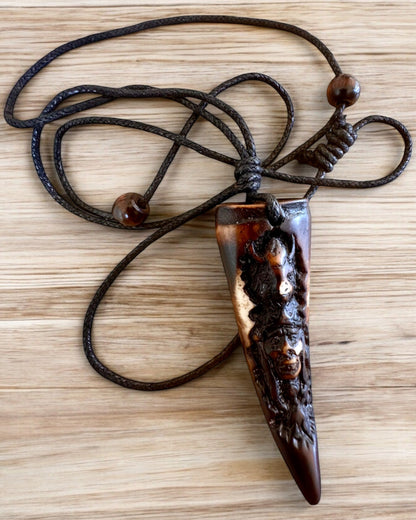 Wilczy Kieł halsband, amulett av harts - Mystisk Naturkraft, möjlighet till personlig gravyr som present