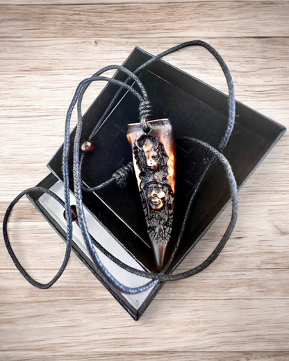 Wilczy Kieł halsband, amulett av harts - Mystisk Naturkraft, möjlighet till personlig gravyr som present