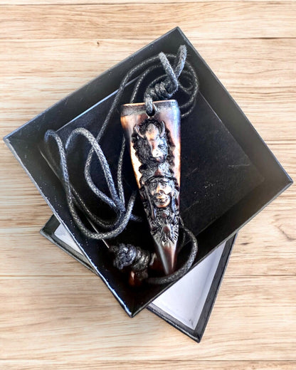 Wilczy Kieł halsband, amulett av harts - Mystisk Naturkraft, möjlighet till personlig gravyr som present
