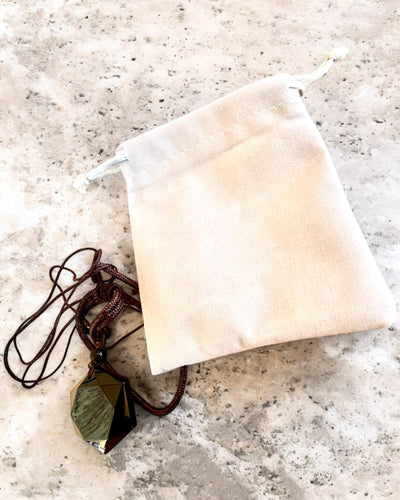 Amulett av svart obsidian "Davidsstjärna", möjlighet till personlig gravyr som present