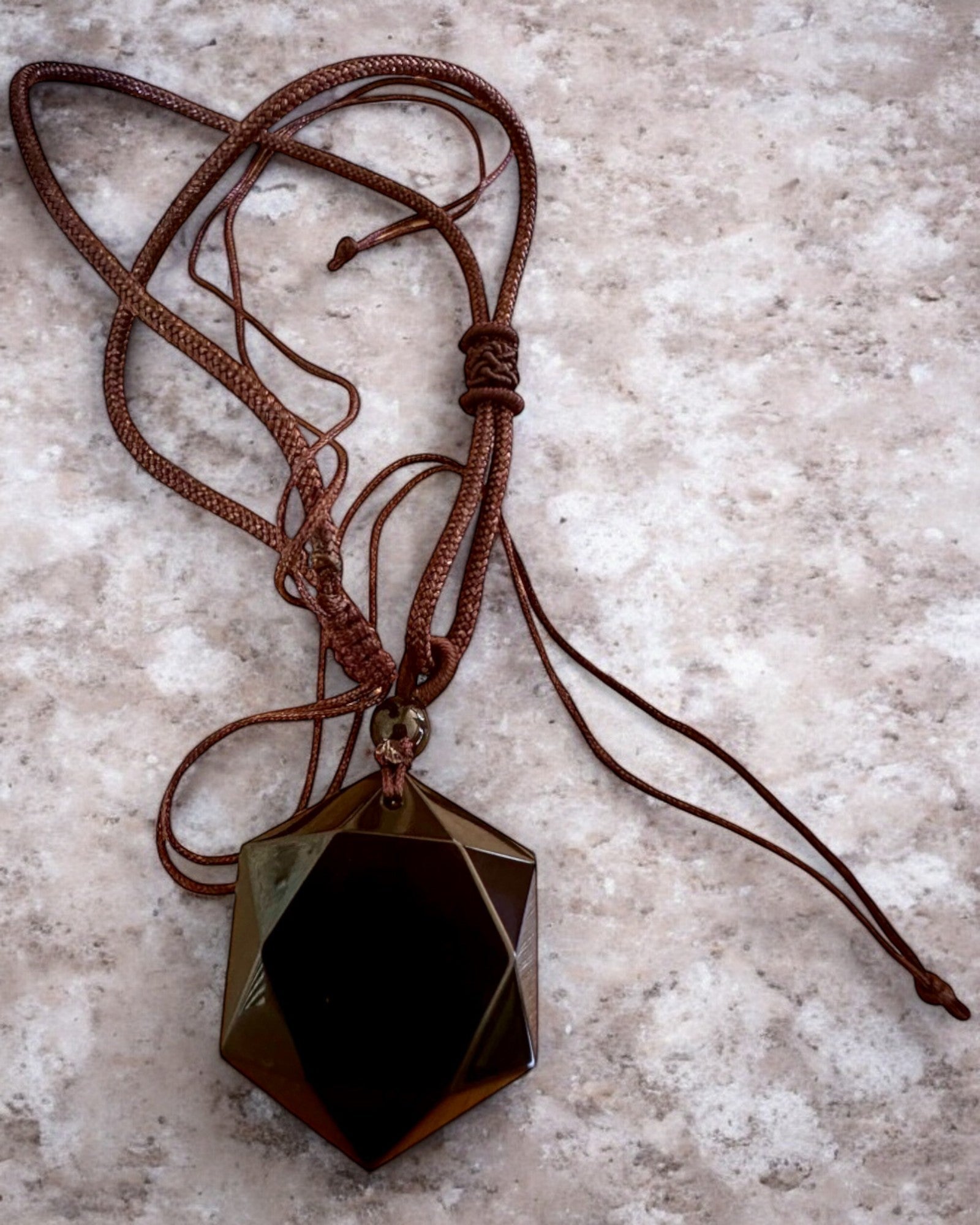 Amulett av svart obsidian "Davidsstjärna", möjlighet till personlig gravyr som present