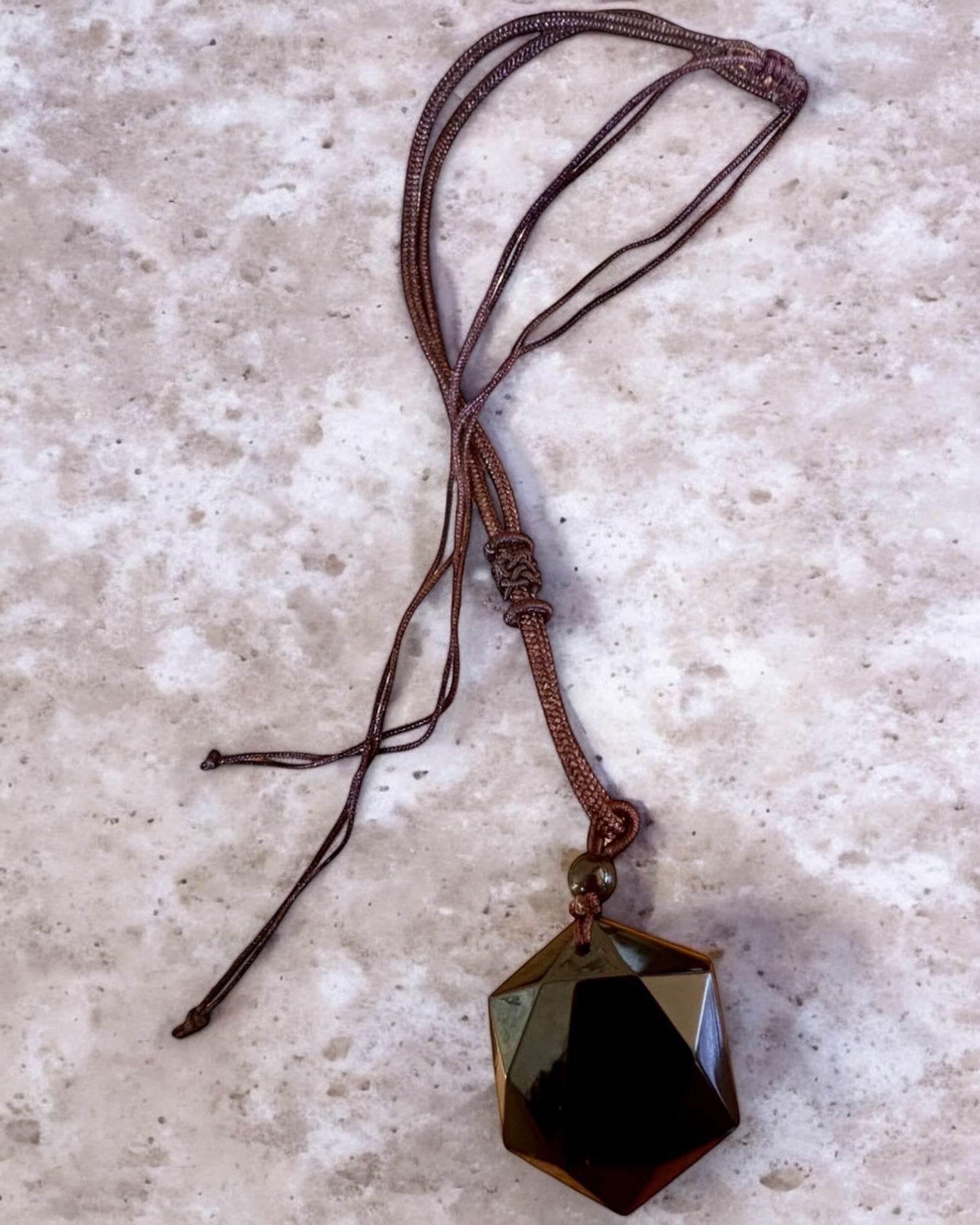Amulett av svart obsidian "Davidsstjärna", möjlighet till personlig gravyr som present