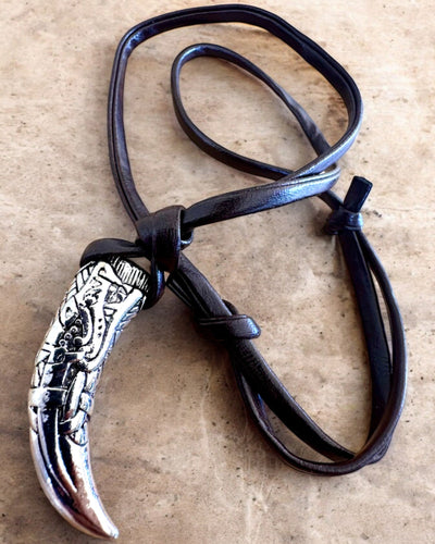 Wilczy Kieł i rostfritt stål – Amulett av Mod, halsband med möjlighet till personlig gravyr som present