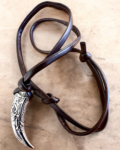 Wilczy Kieł i rostfritt stål – Amulett av Mod, halsband med möjlighet till personlig gravyr som present