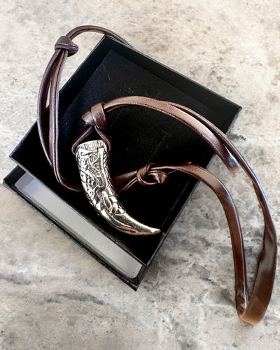 Wilczy Kieł i rostfritt stål – Amulett av Mod, halsband med möjlighet till personlig gravyr som present