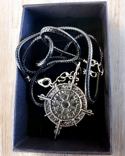Amulett Nordens Krigare - Vikingkompass, möjlighet till personlig gravyr som present, 2 varianter att välja mellan
