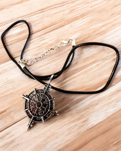 Amulett Nordens Krigare - Vikingkompass, möjlighet till personlig gravyr som present, 2 varianter att välja mellan