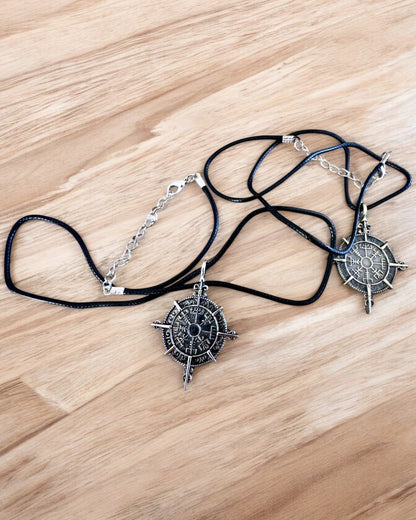 Amulett "Wojownik Północy" - Vikingkompass, möjlighet till personlig gravyr som present, 2 varianter att välja mellan