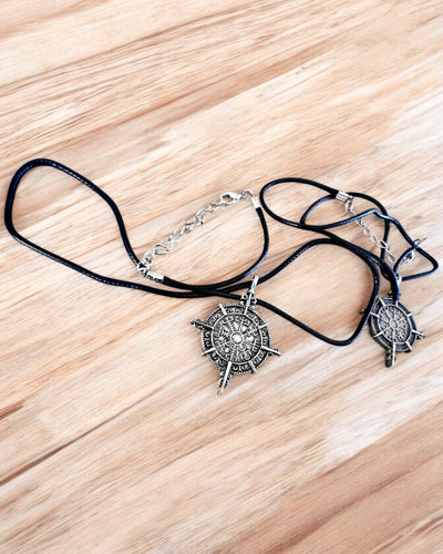 Amulett Nordens Krigare - Vikingkompass, möjlighet till personlig gravyr som present, 2 varianter att välja mellan