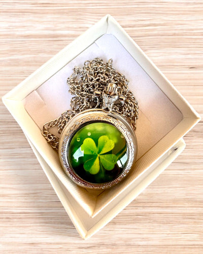 Fickur "CloverTime" med fyrklövermotiv, möjlighet till personlig gravyr för present