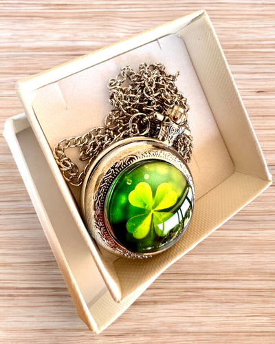 Fickur "CloverTime" med fyrklövermotiv, möjlighet till personlig gravyr för present