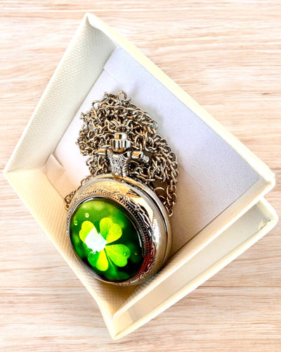 Fickur "CloverTime" med fyrklövermotiv, möjlighet till personlig gravyr för present