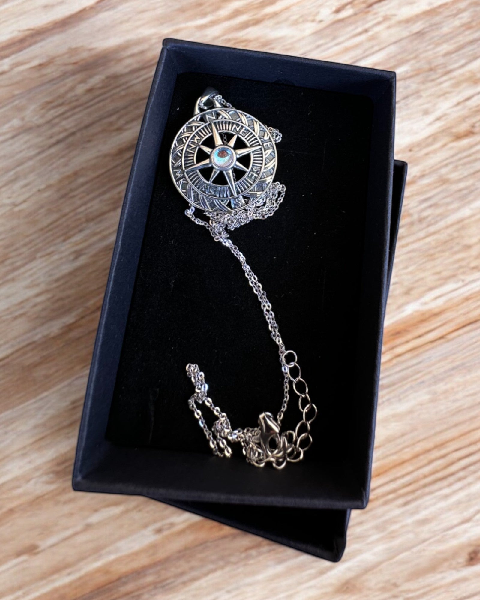 Amulett för Astral Resa – Silverhalsband med Gravyr, personalisering som present